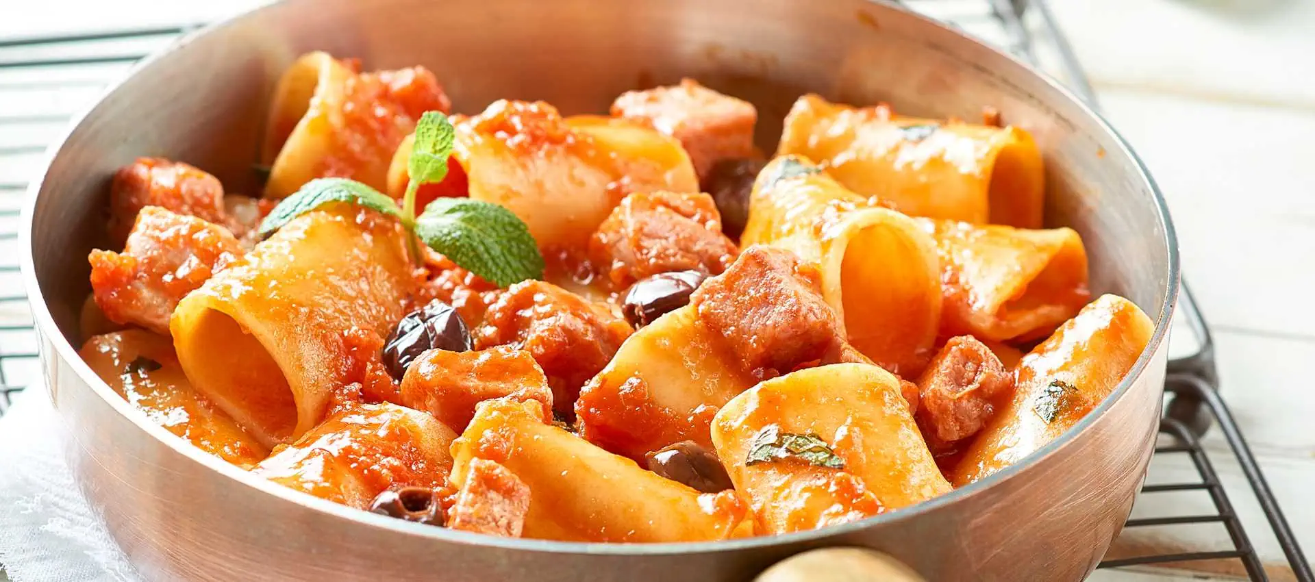 Tunfiskpasta med tomater og oliven
