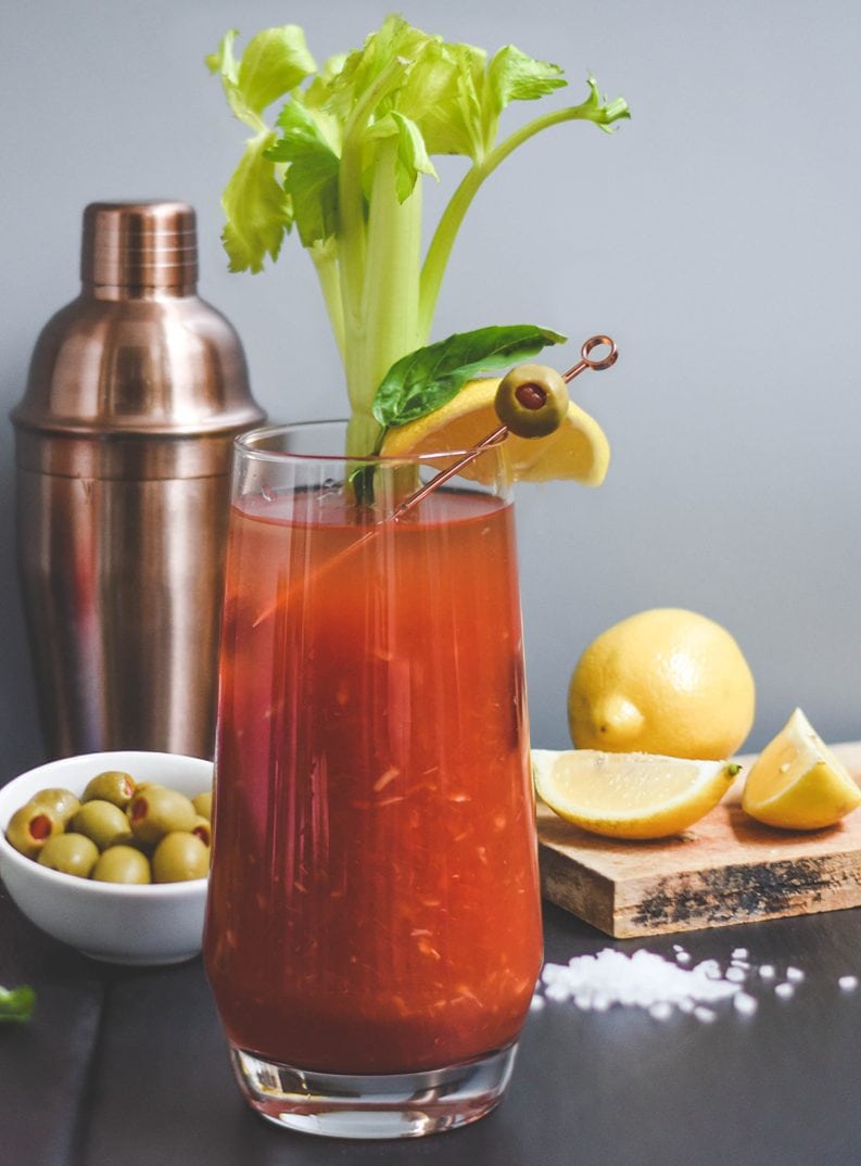 Bloody mary-mocktail med hele tomater