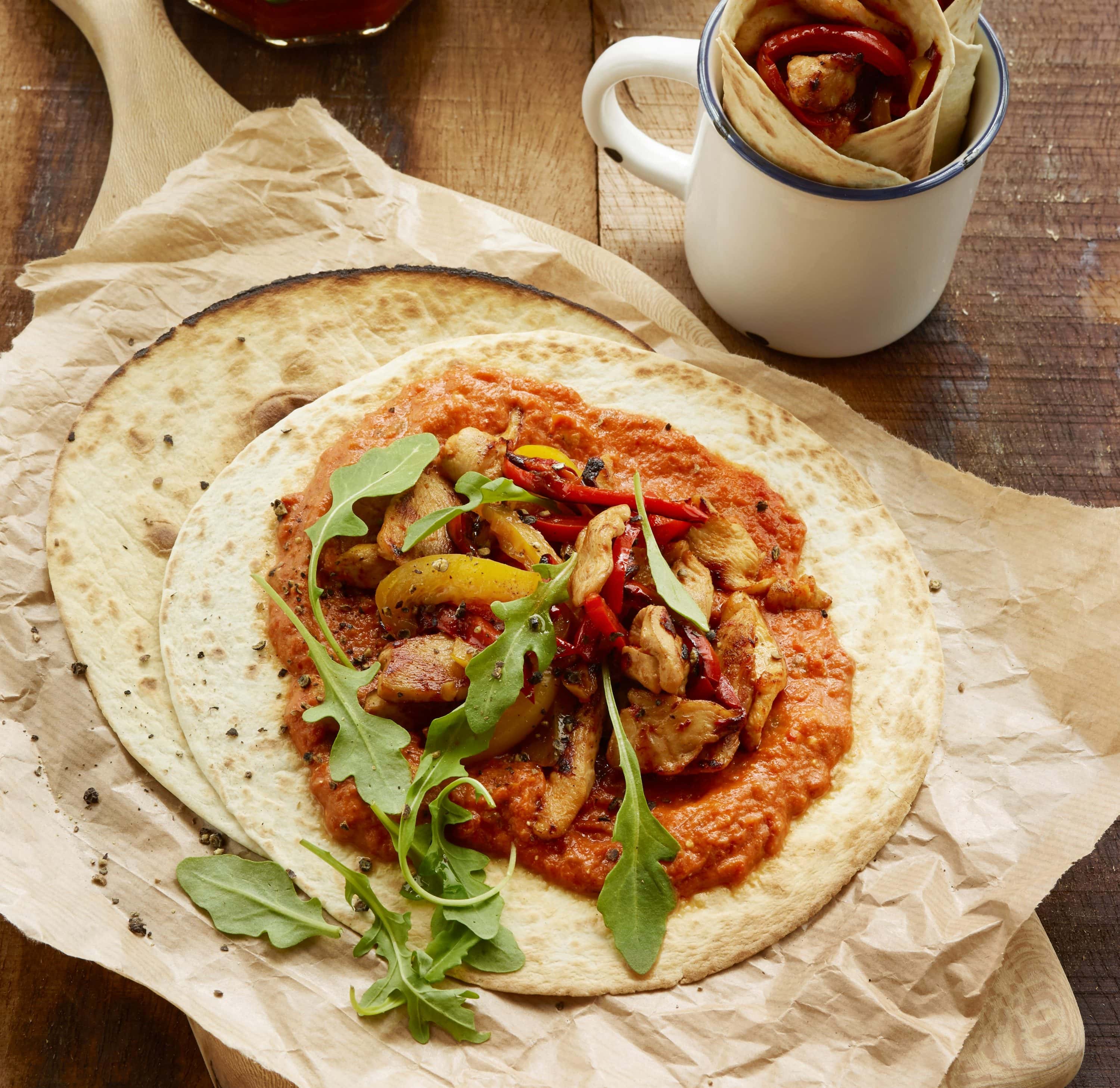 Kyllingfajitas og tomatsaus med basilikum