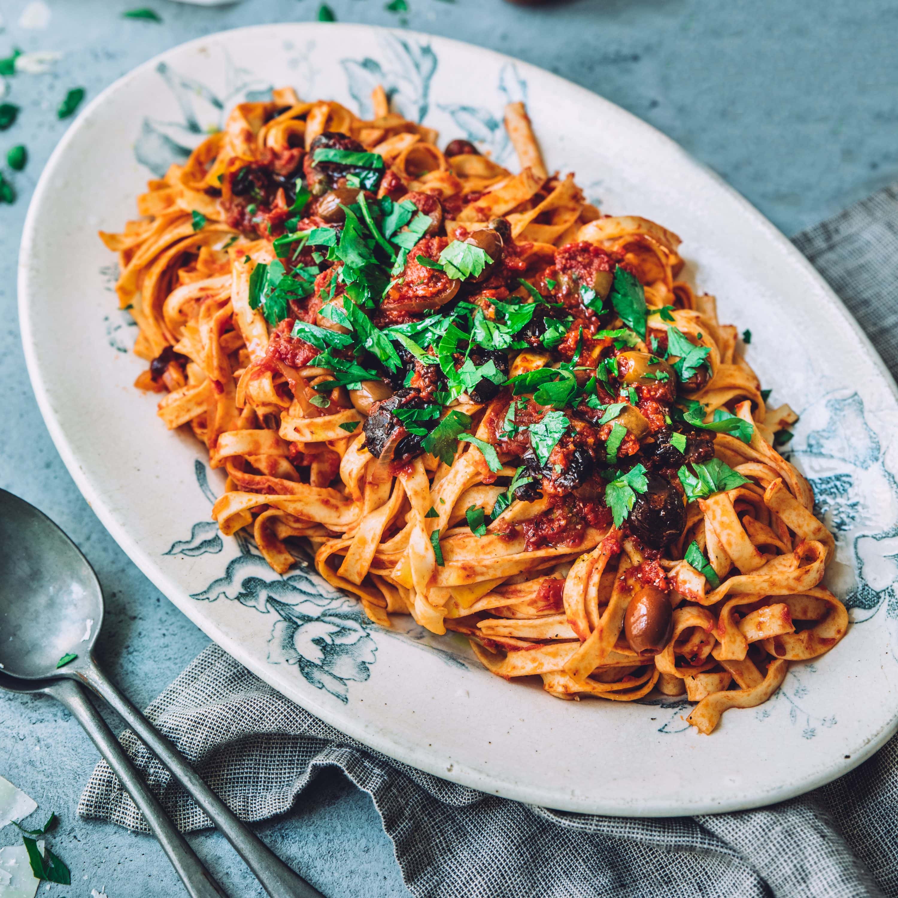Pasta med ansjos og tomatsaus med oliven