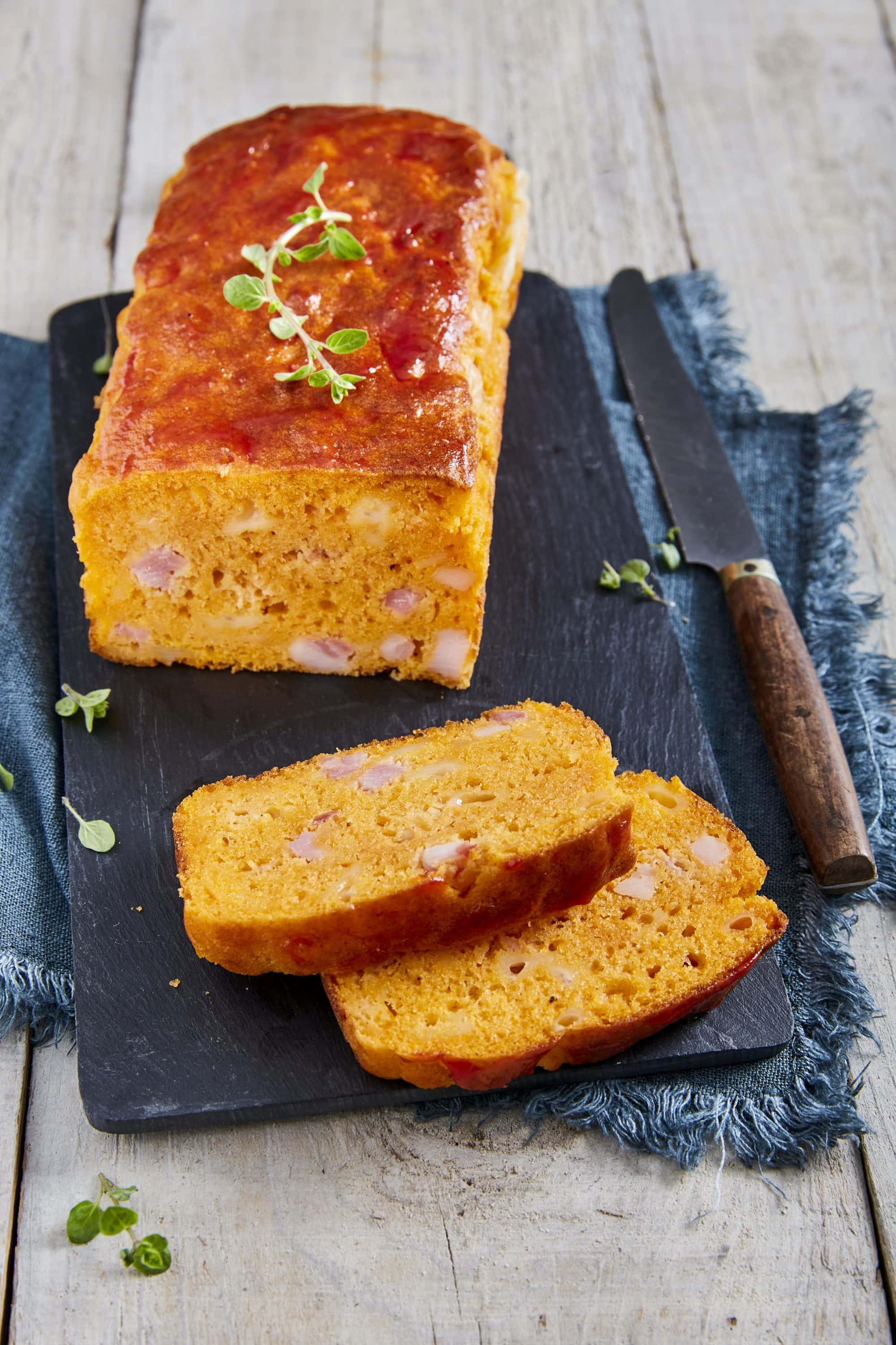 Salt plommekake laget med Mutti Tomatpuré