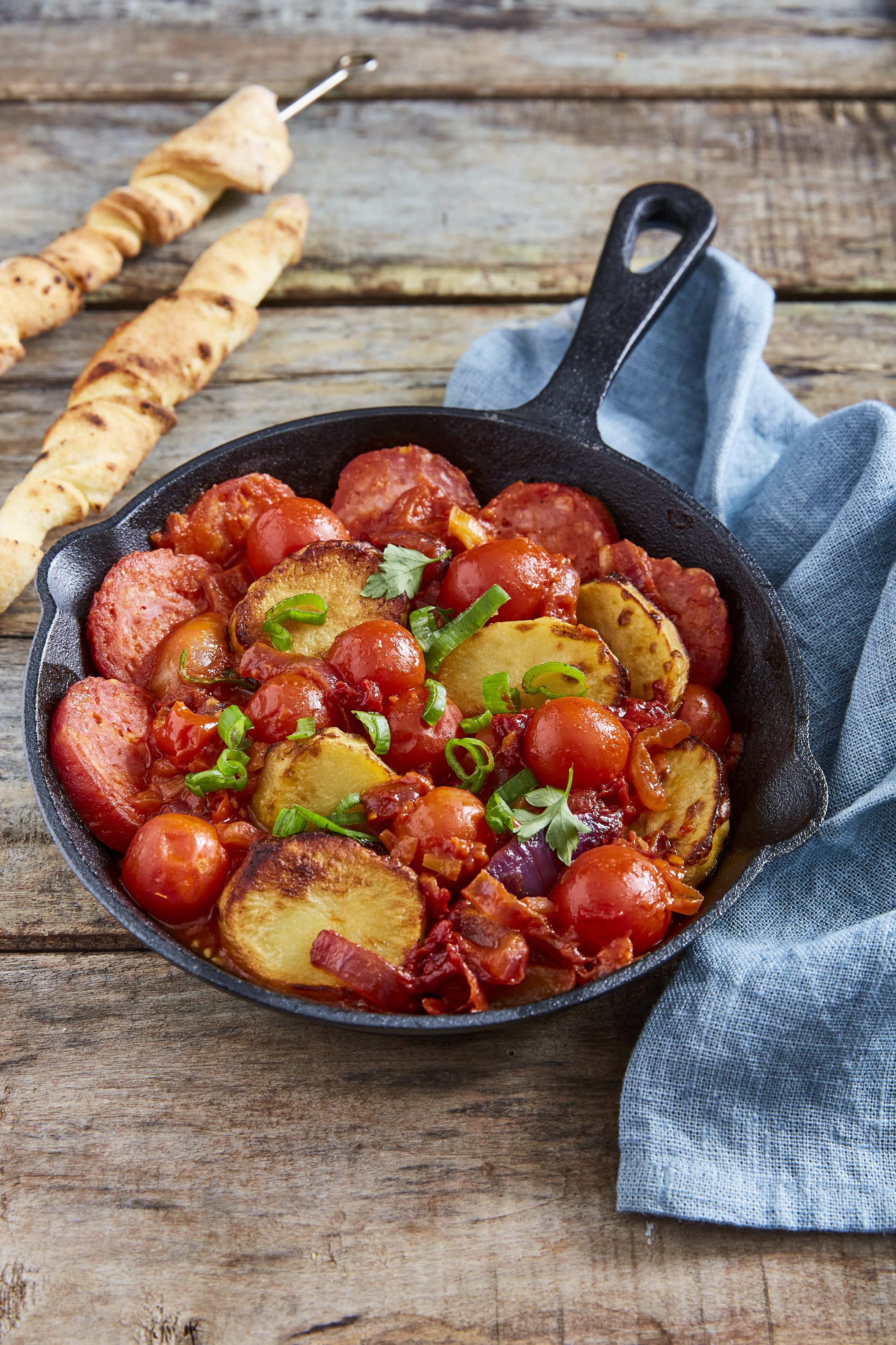 Stekte poteter i panne med salami og tomat
