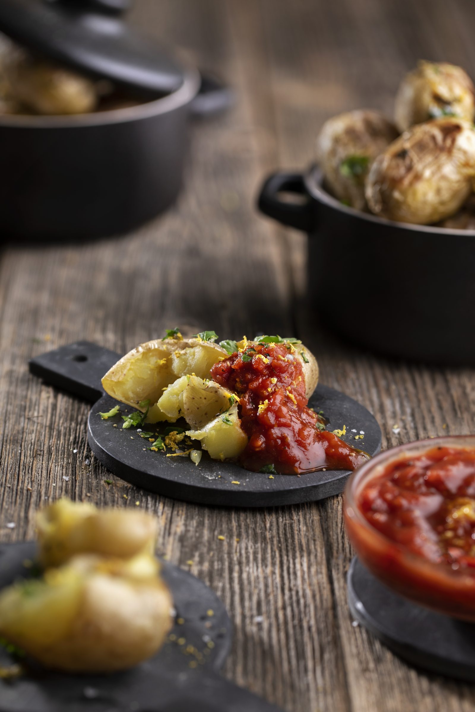 Grillede sommerpoteter med tomatdip