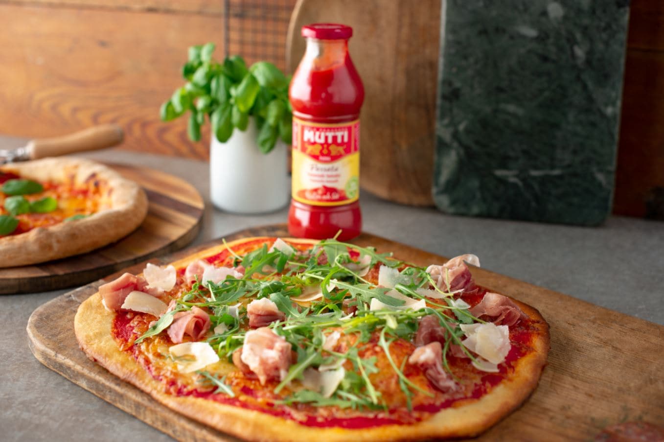 Sprø pizza med parmaskinke, parmesan og rucola