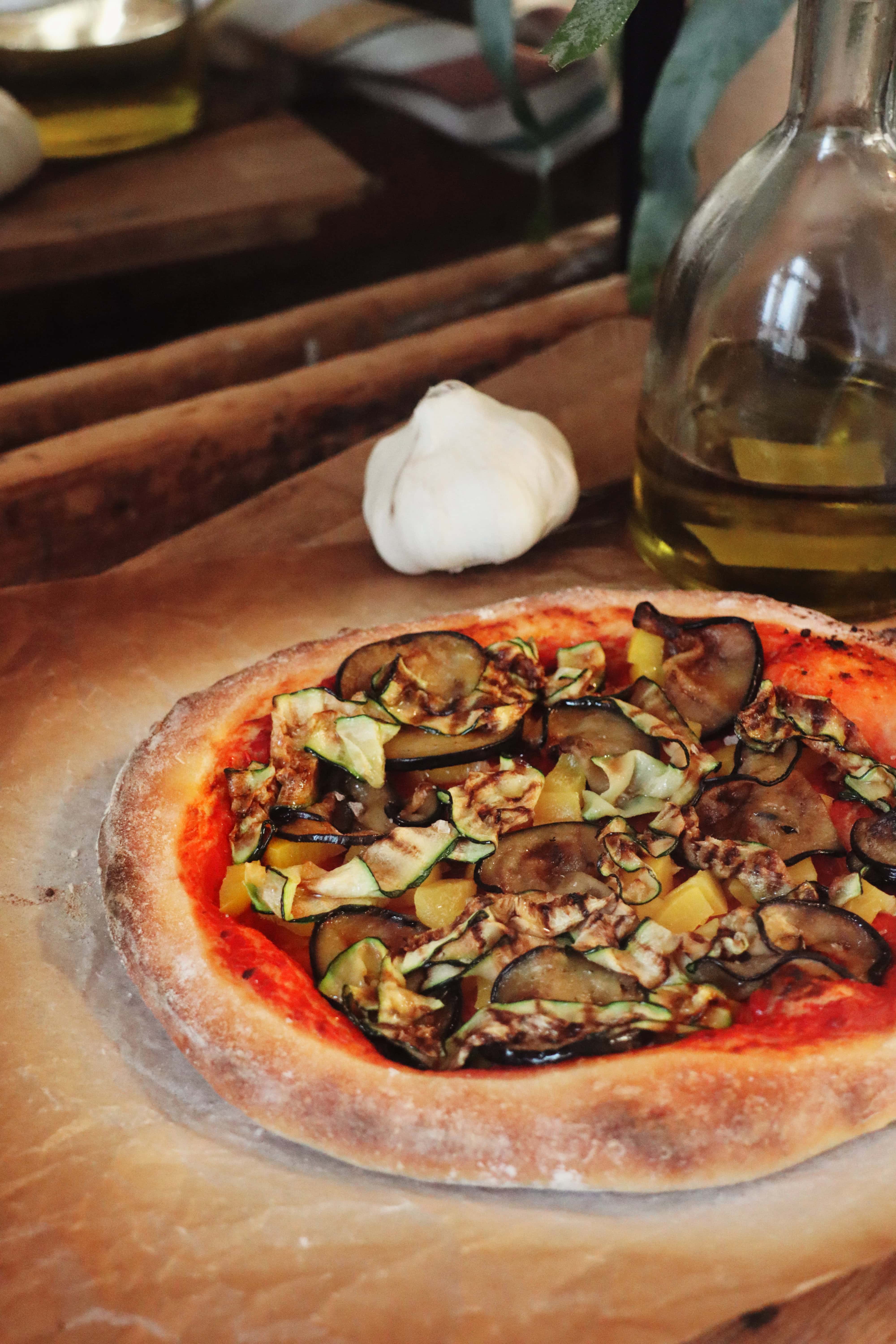 Vegansk pizza med zucchini og auberginer