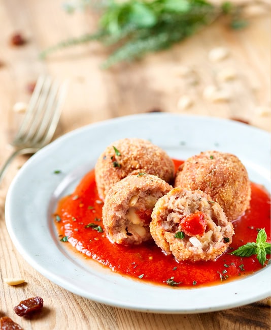 Tonfiskbullar med hela skalade tomater