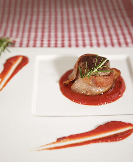 Baconinlindad oxfilé med Passata