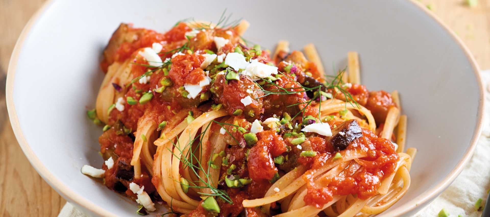 Pasta med tomater, aubergine och nötter