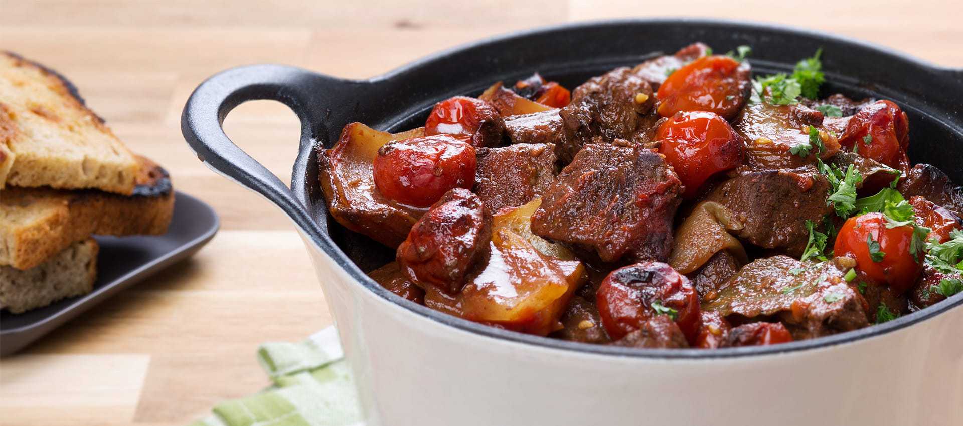 Mustig stifado med körsbärstomater