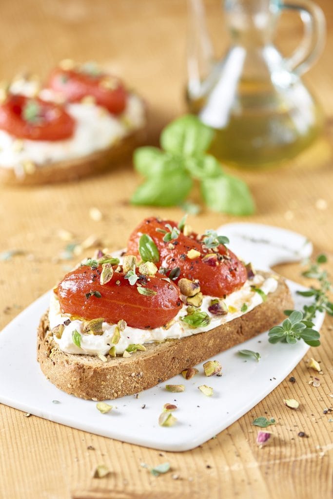 Rostat fullkornsbröd med burrata och Pelati