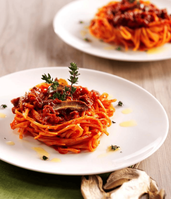 5 skäl att gå ut i skogen och skörda din egen mat – kombinera de här två ingredienserna till en läcker pastarätt i säsong