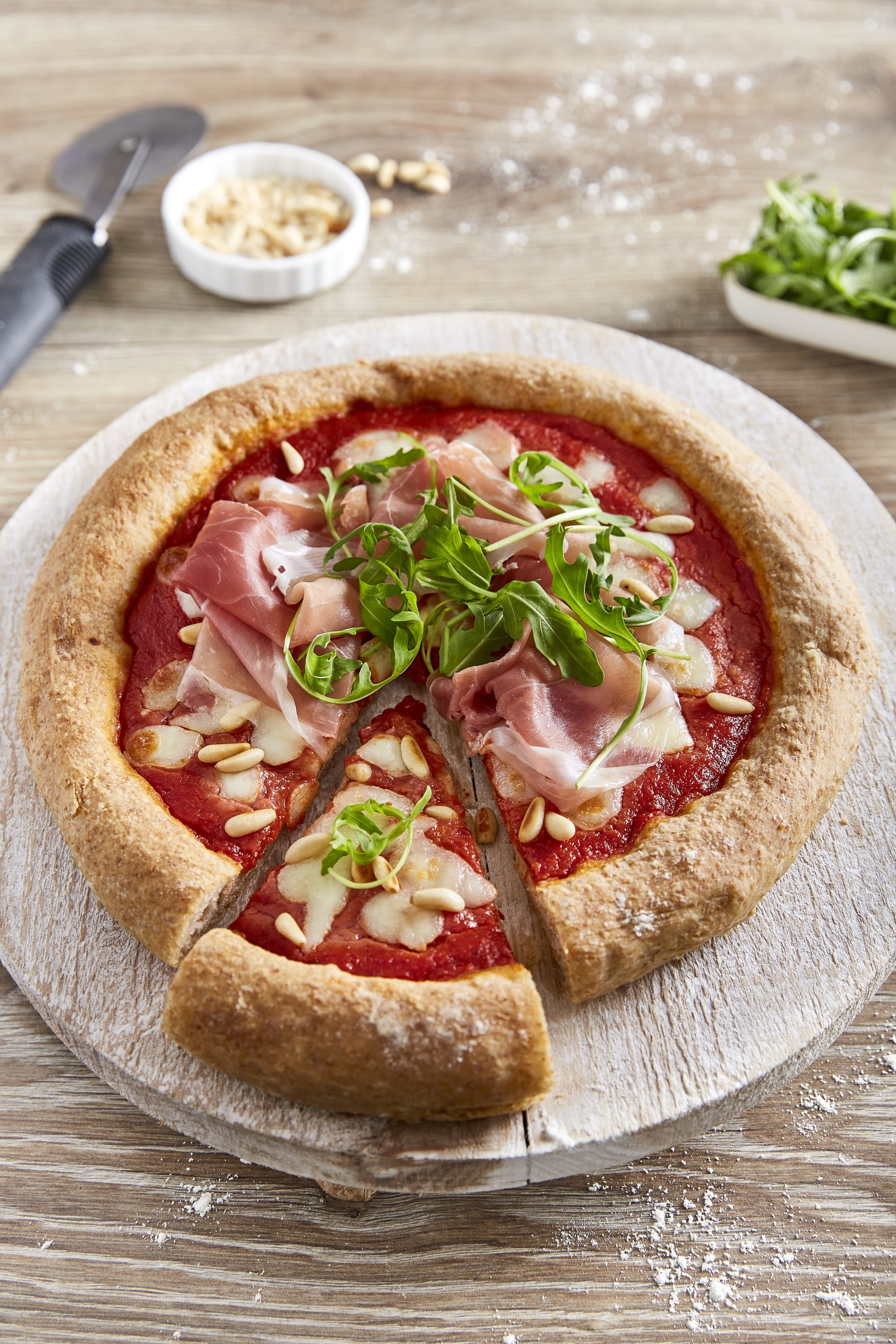 Fullkornspizza med parmaskinka och rucola