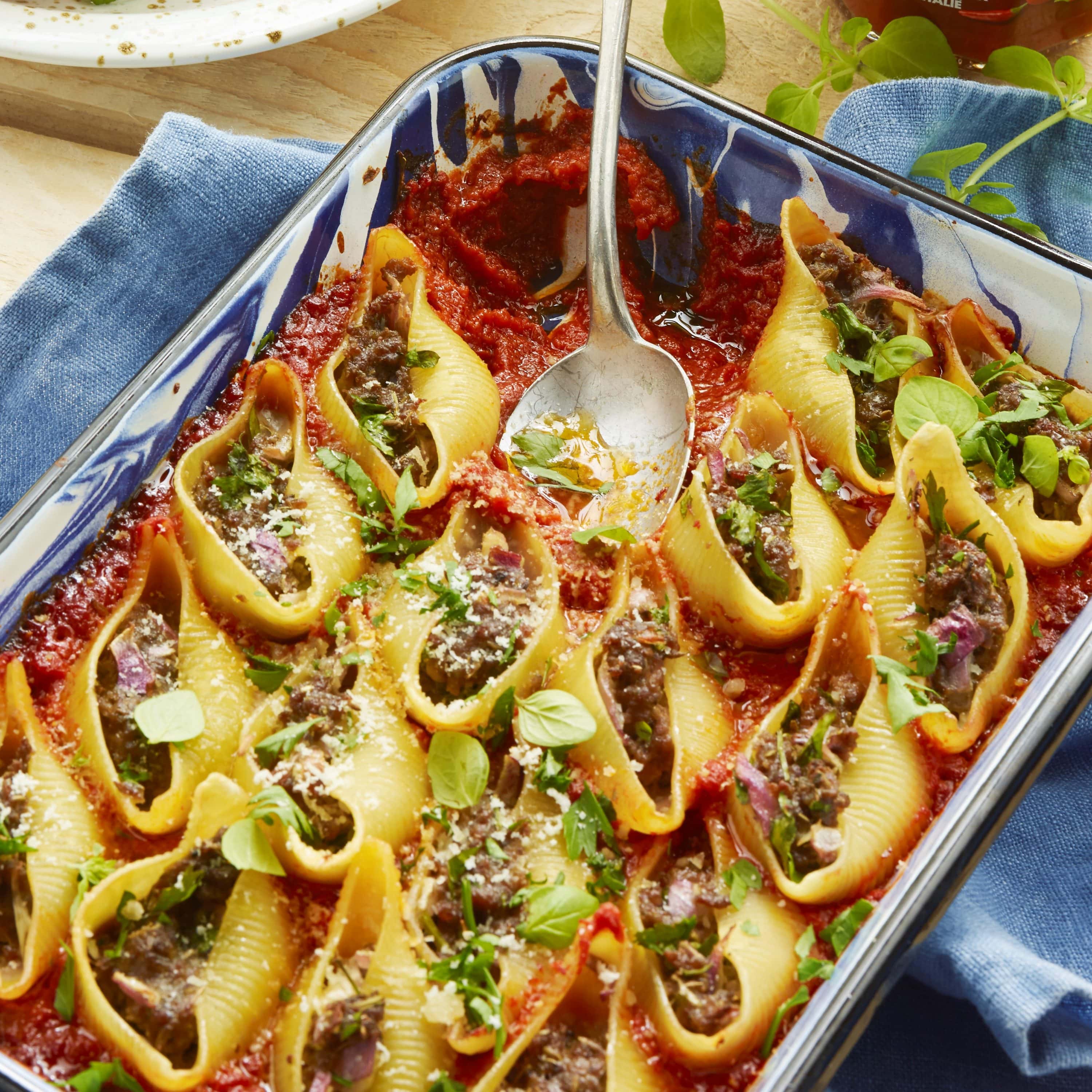 Fyllda pastasnäckor med nötfärs och tomatsås
