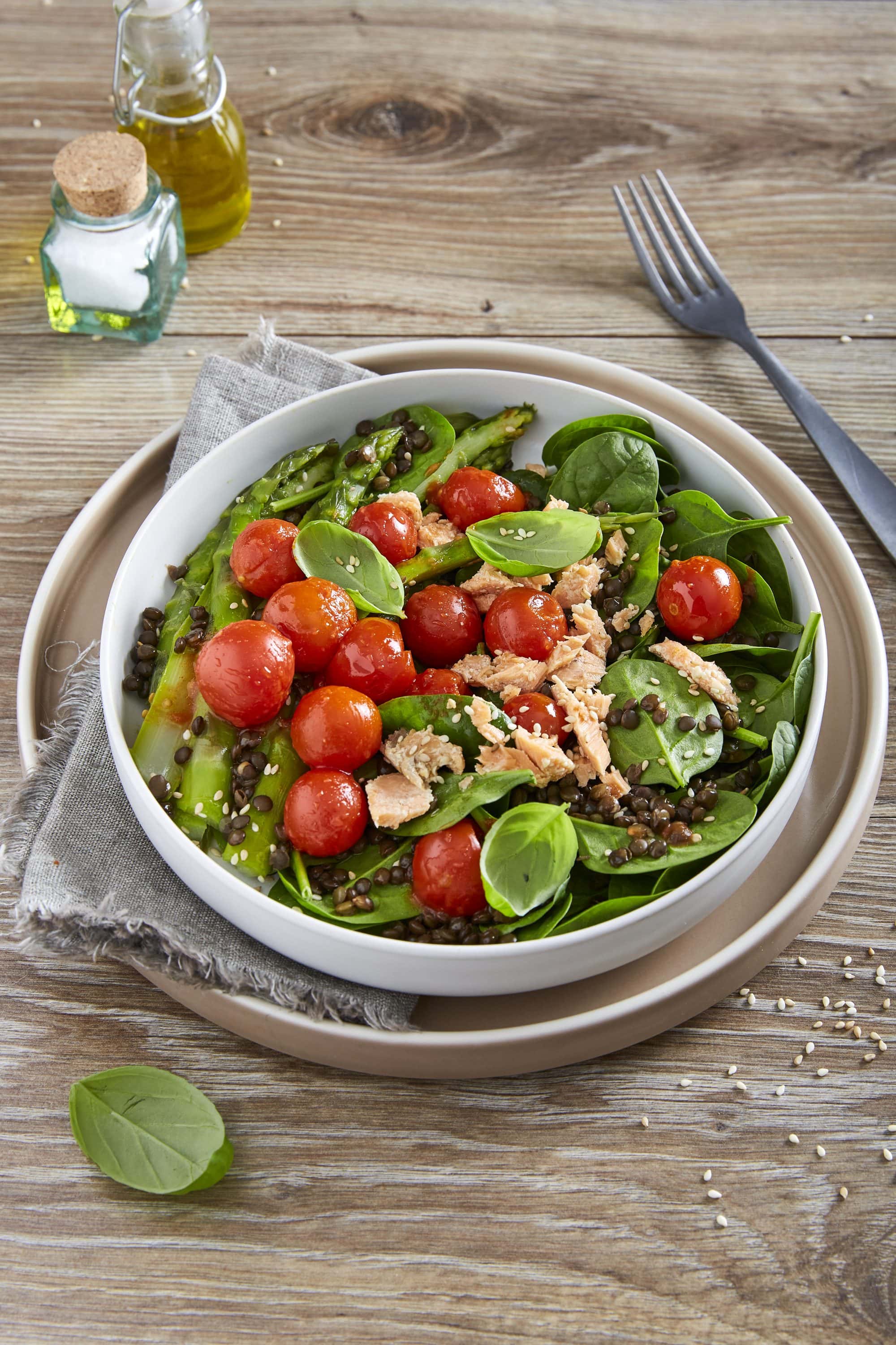 Laxsallad med sparris och körsbärstomater