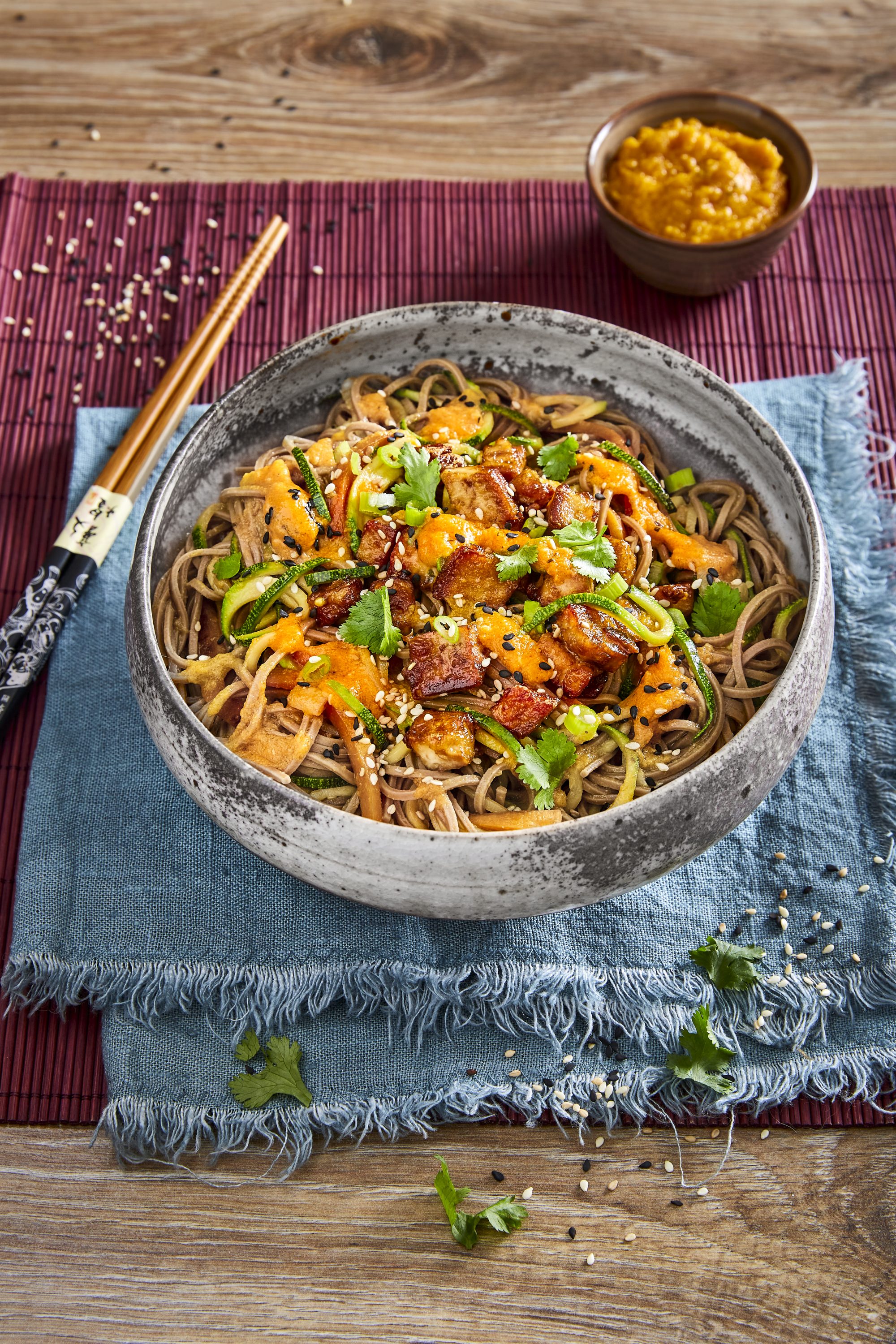 Thailändsk grönsakswok med nudlar och tofu