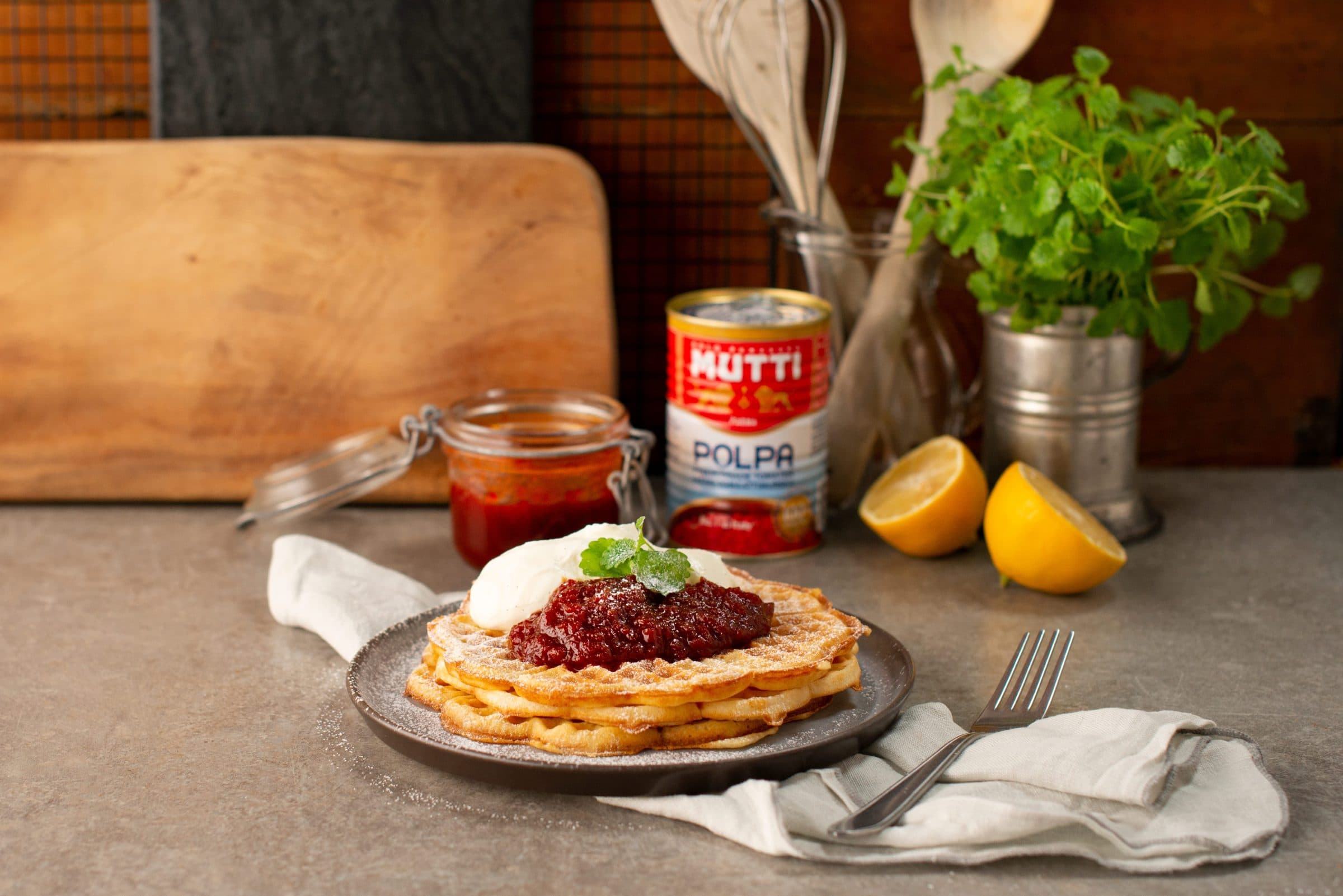Vafflor med tomatsylt och vaniljgradde