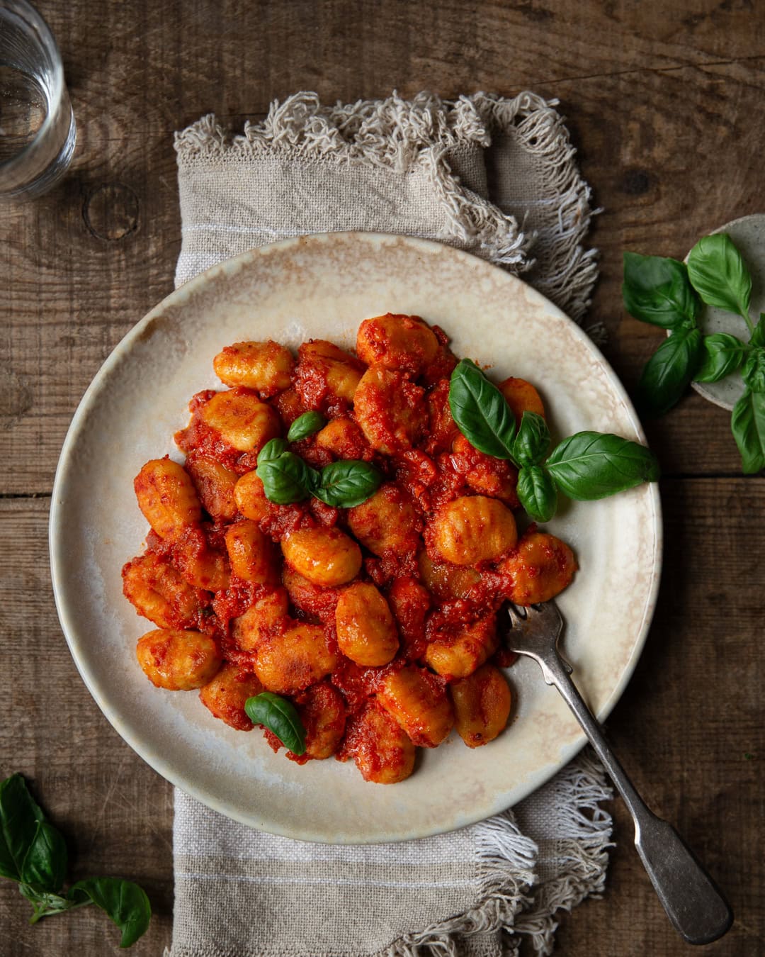 Stekt gnocchi med tomatsås