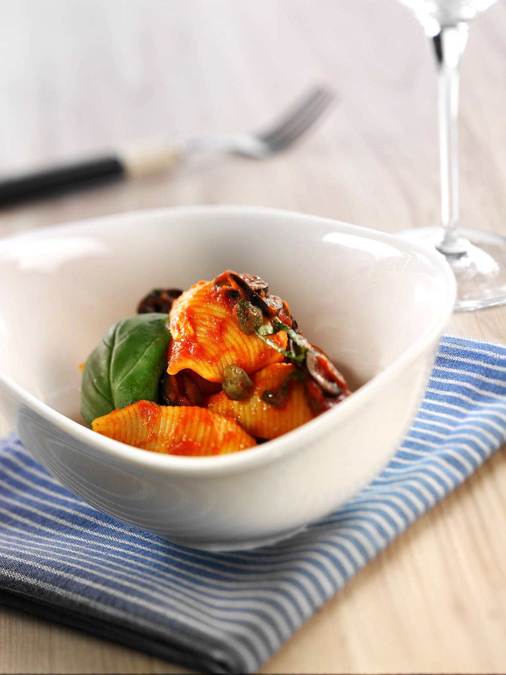 Vegetarische pasta mit datteltomaten