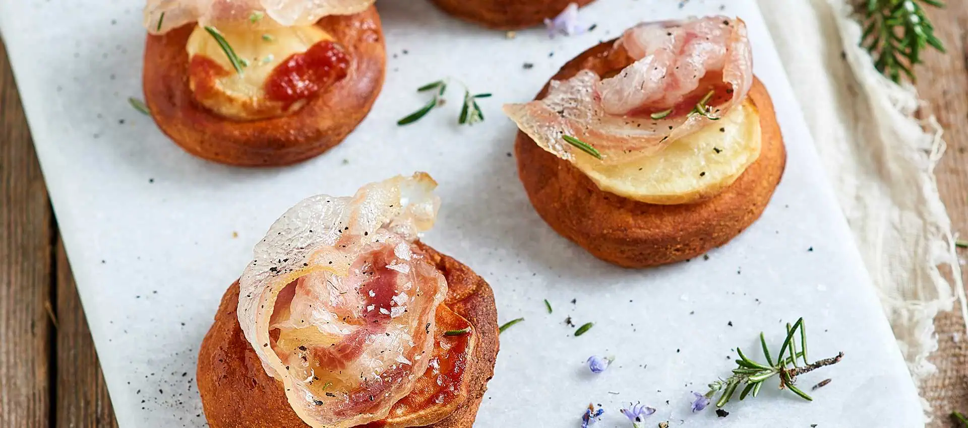 Mini-pizzen mit kartoffeln und speck
