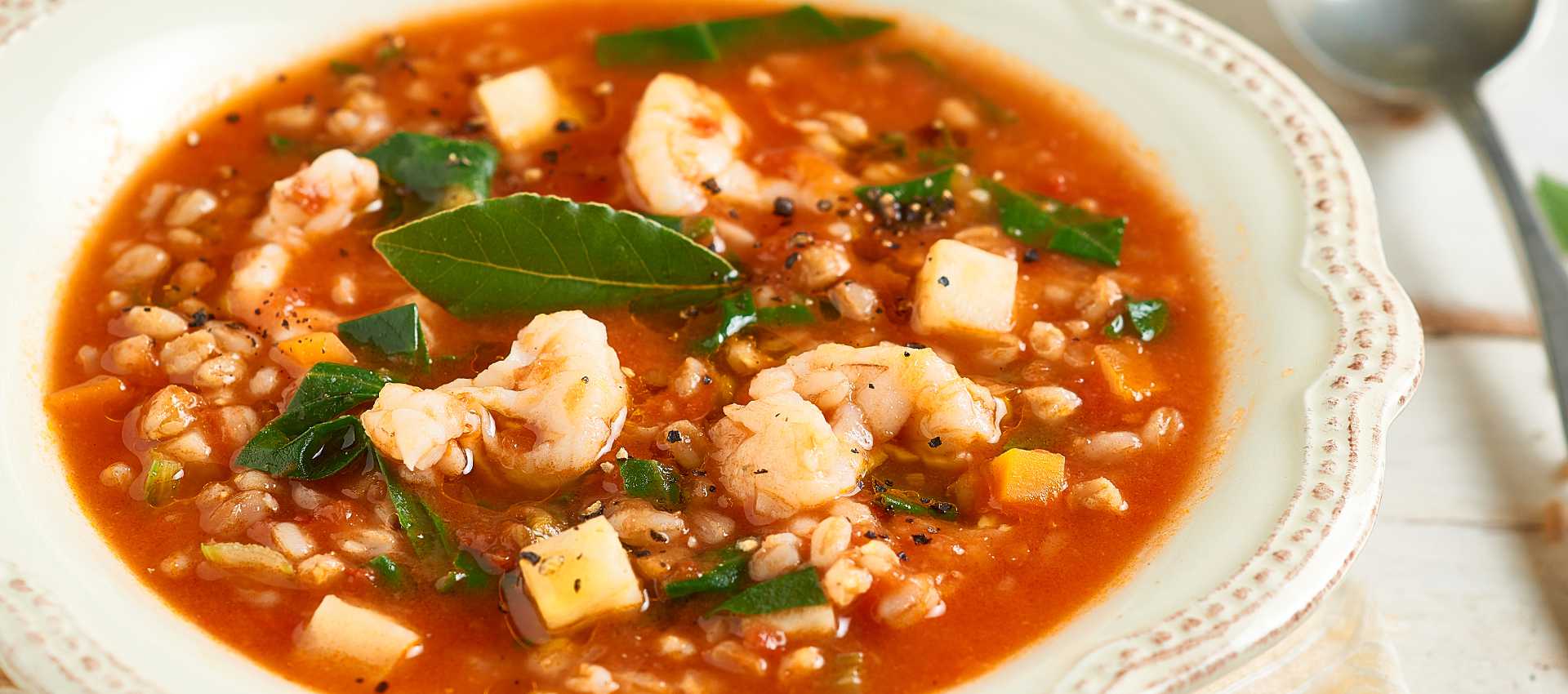 Dinkeleintopf mit tomaten, mangold und riesengarnelen
