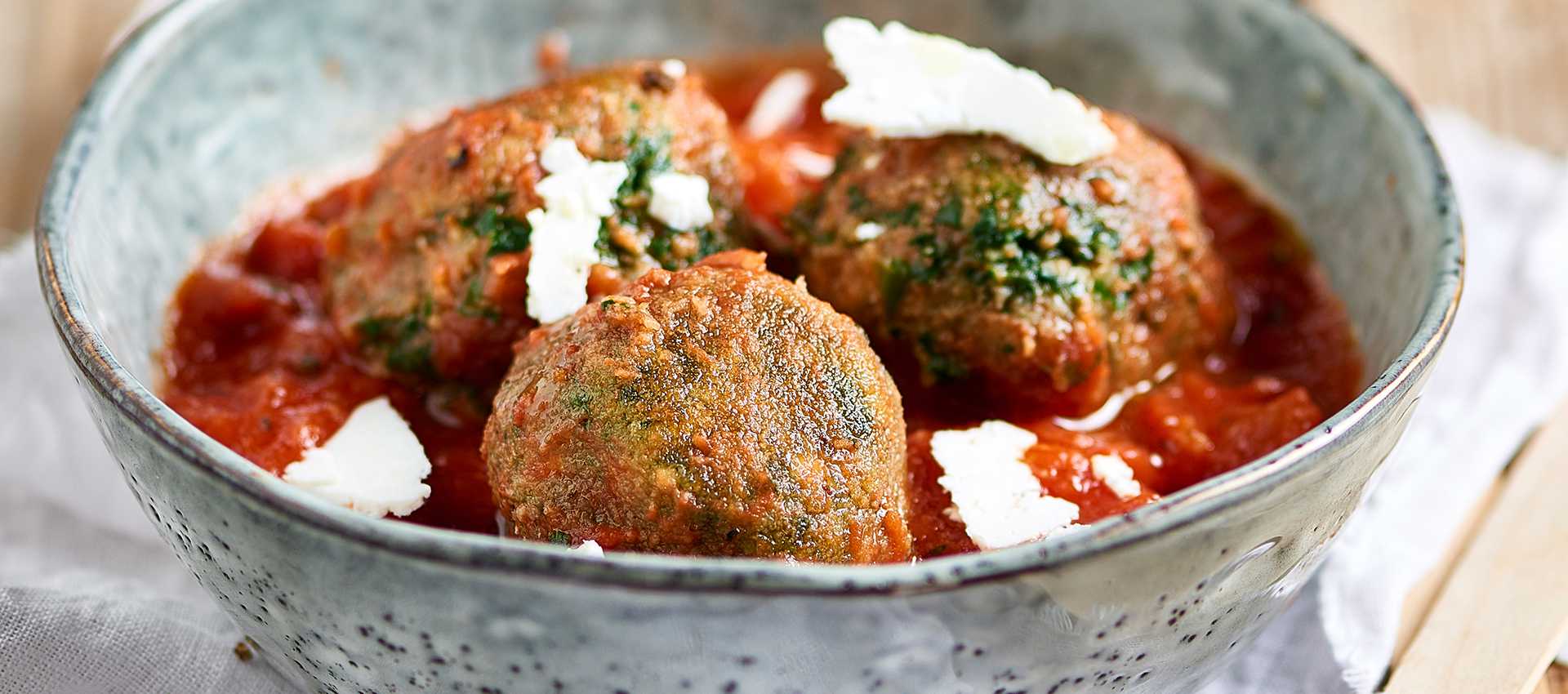 Italienische spinatbällchen in tomatensugo