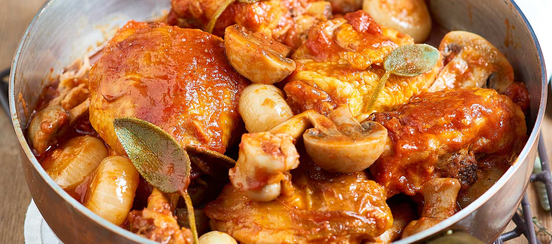Hähnchenschenkel mit rotem kräutersugo