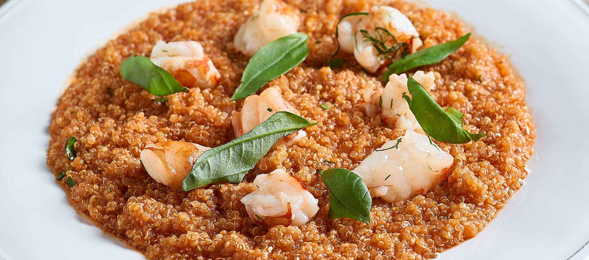 Garnelenschwänze auf quinoa in tomatensauce