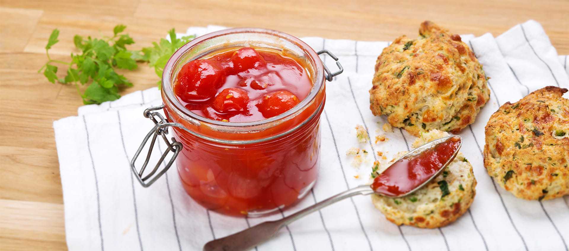 Cherrytomaten-konfitüre mit kräuter-scones