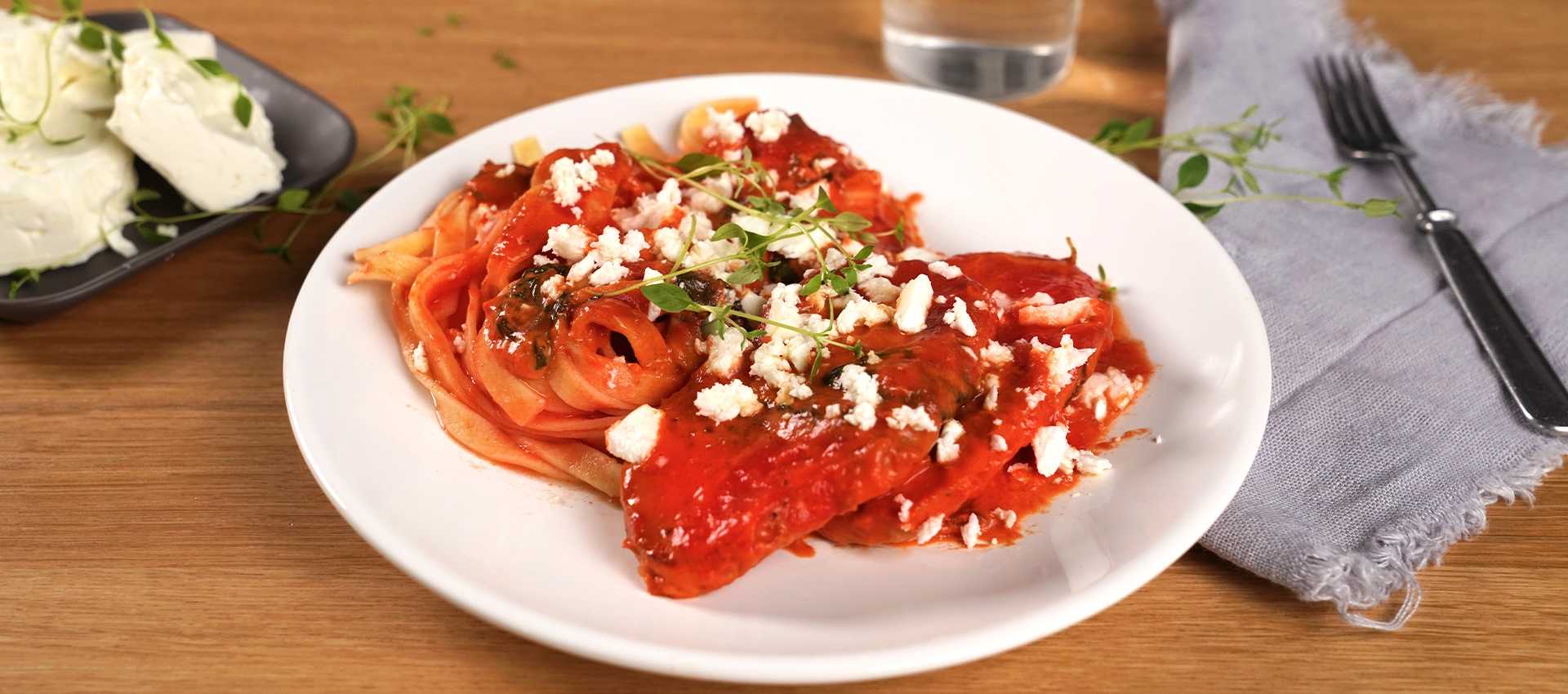 Italienische schweinesteaks an tomatensauce