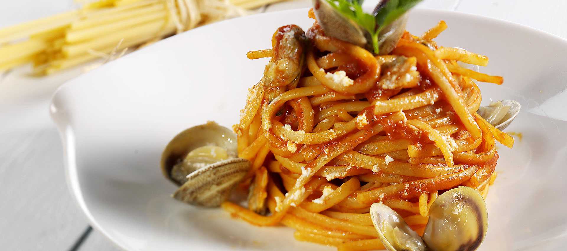 Spaghetti mit venusmuscheln und datteltomaten