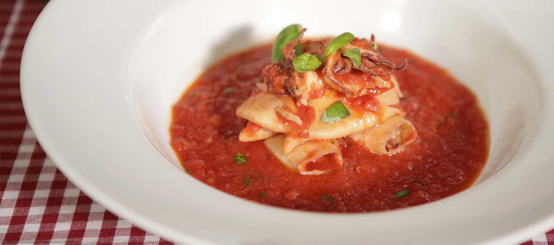 Tintenfische in italienischer tomatensauce