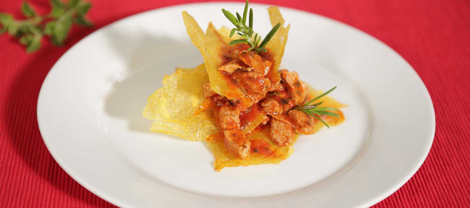 Gebackene polenta mit kalbfleischwürfeln