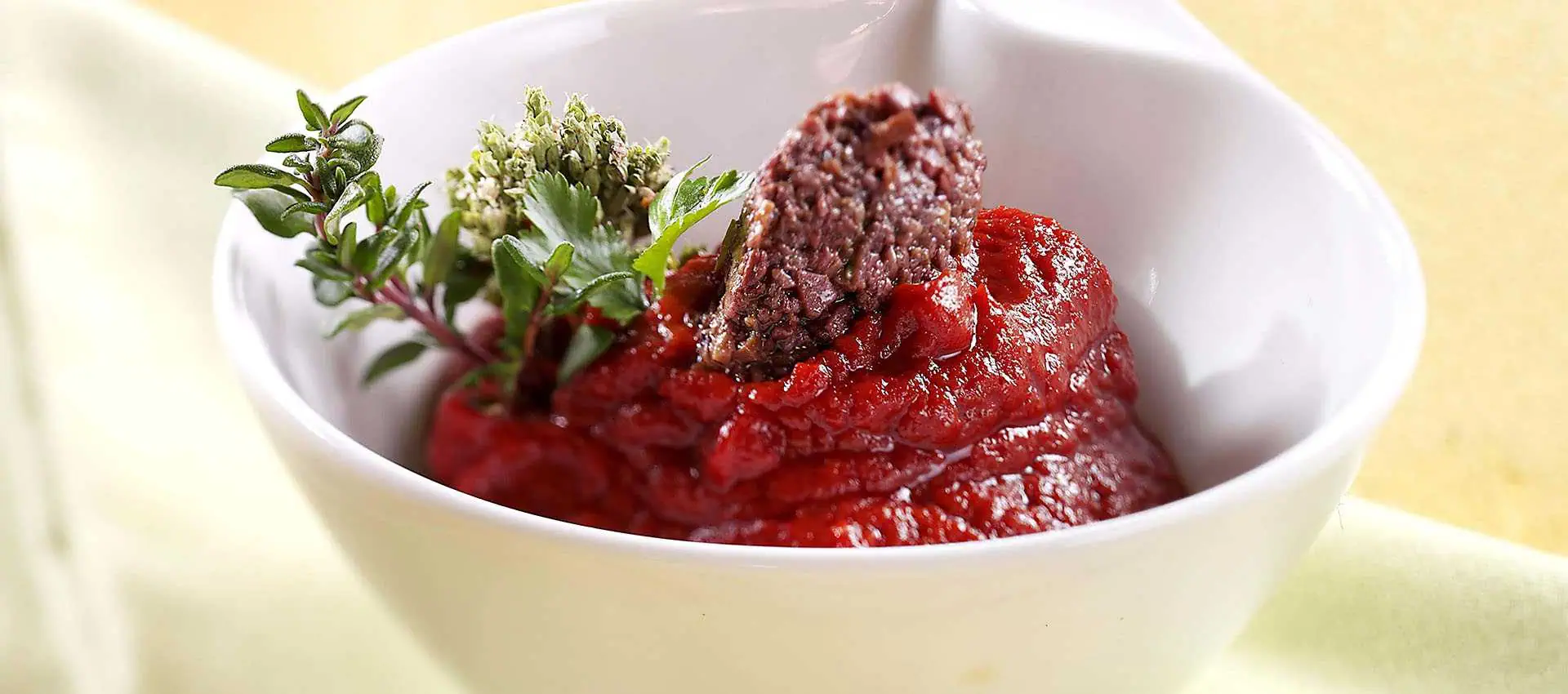 Leckere sauce für gekochtes und gegrilltes fleisch