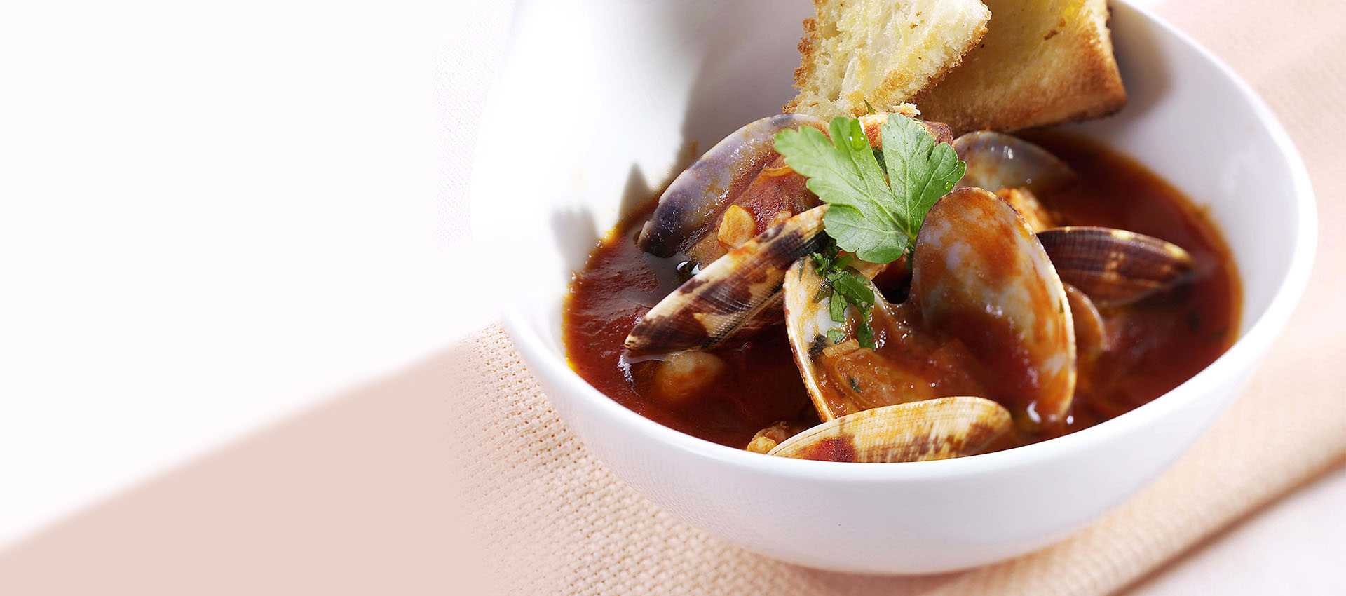 Suppe mit muscheln und haselnüssen
