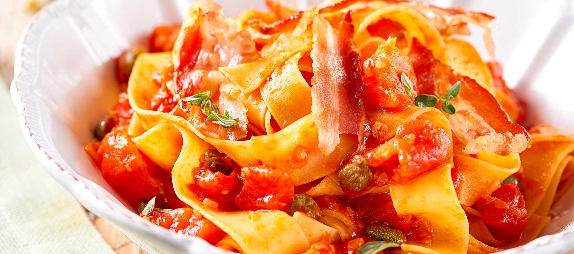 Pappardelle rezept mit tomaten, kapern und speck