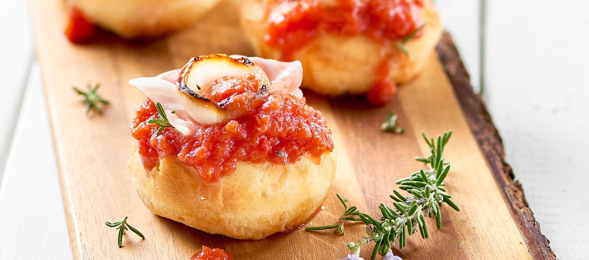 Mini pizza mit zwiebeln und pancetta dolce