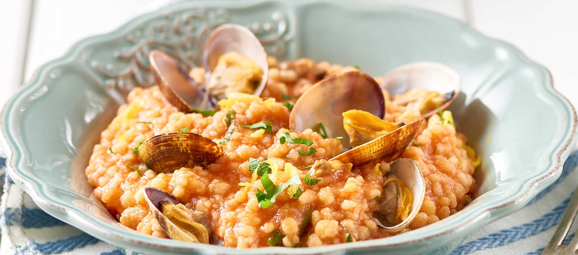 Risotto mit tomaten, muscheln und zitrone