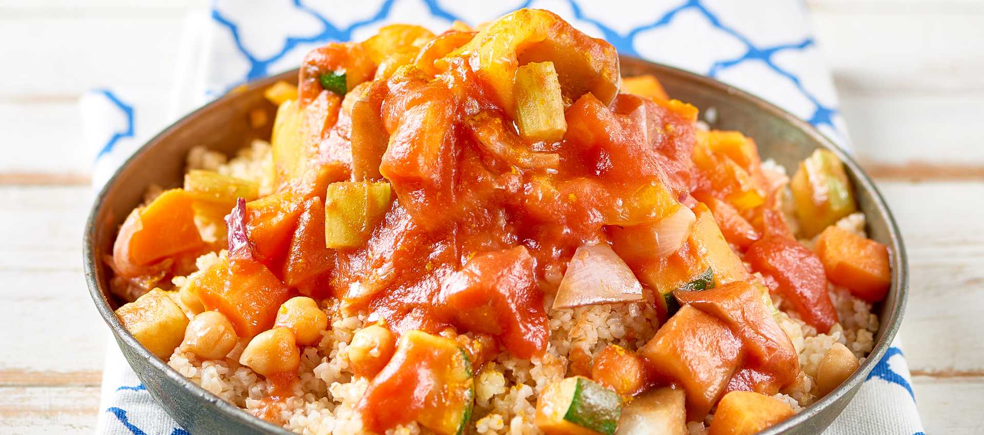 Couscous mit gemüse und tomaten