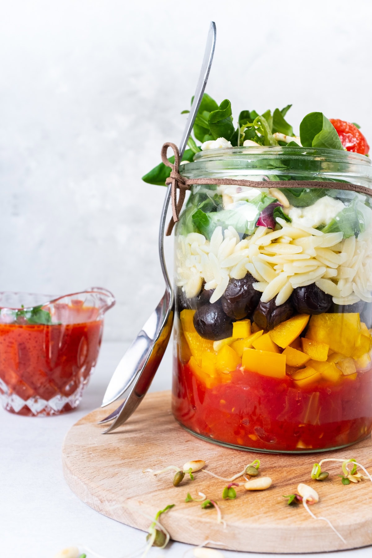 Italienischer nudelsalat mit tomatendressing