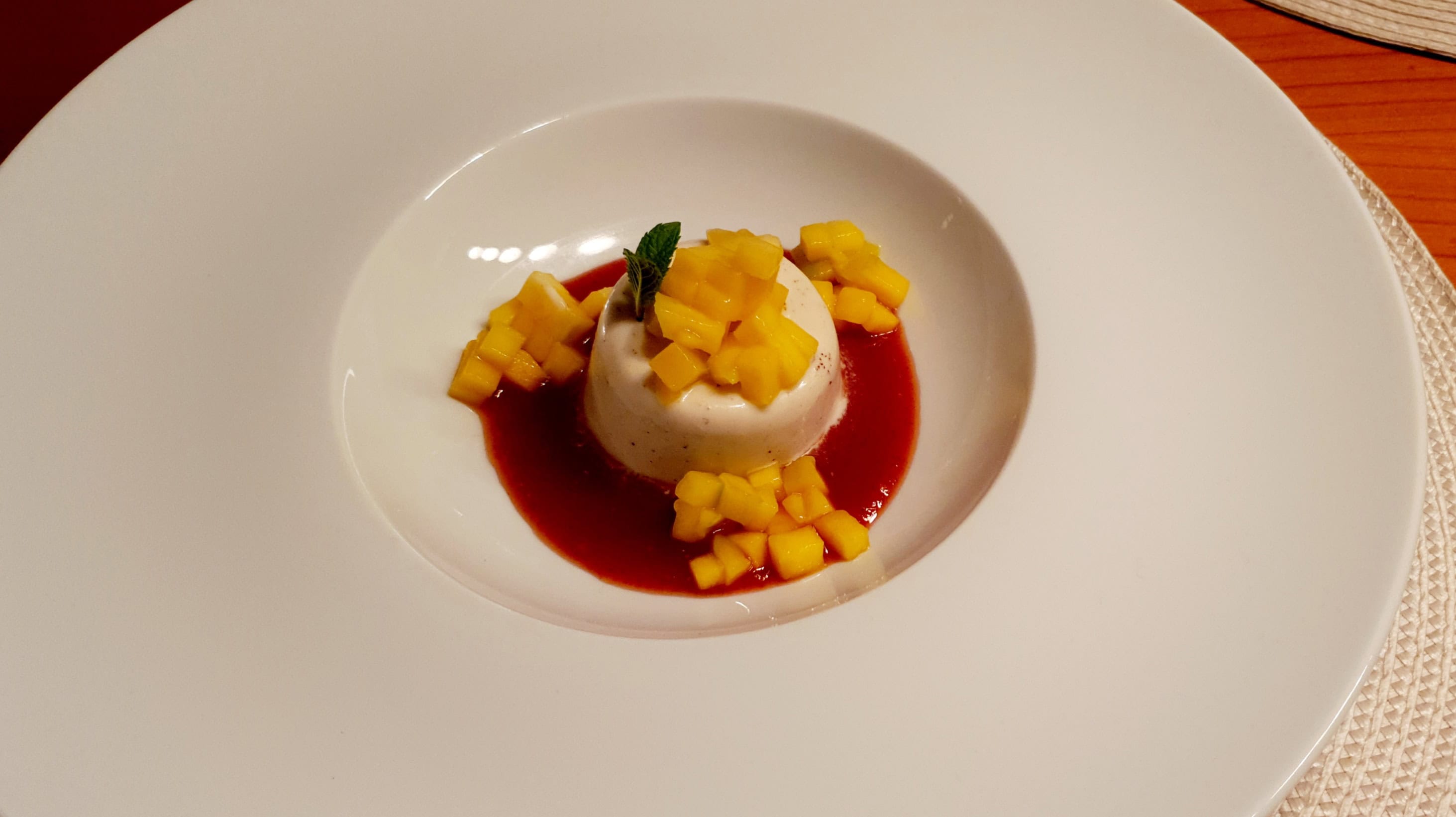 Mango panna cotta mit tomaten-kompott