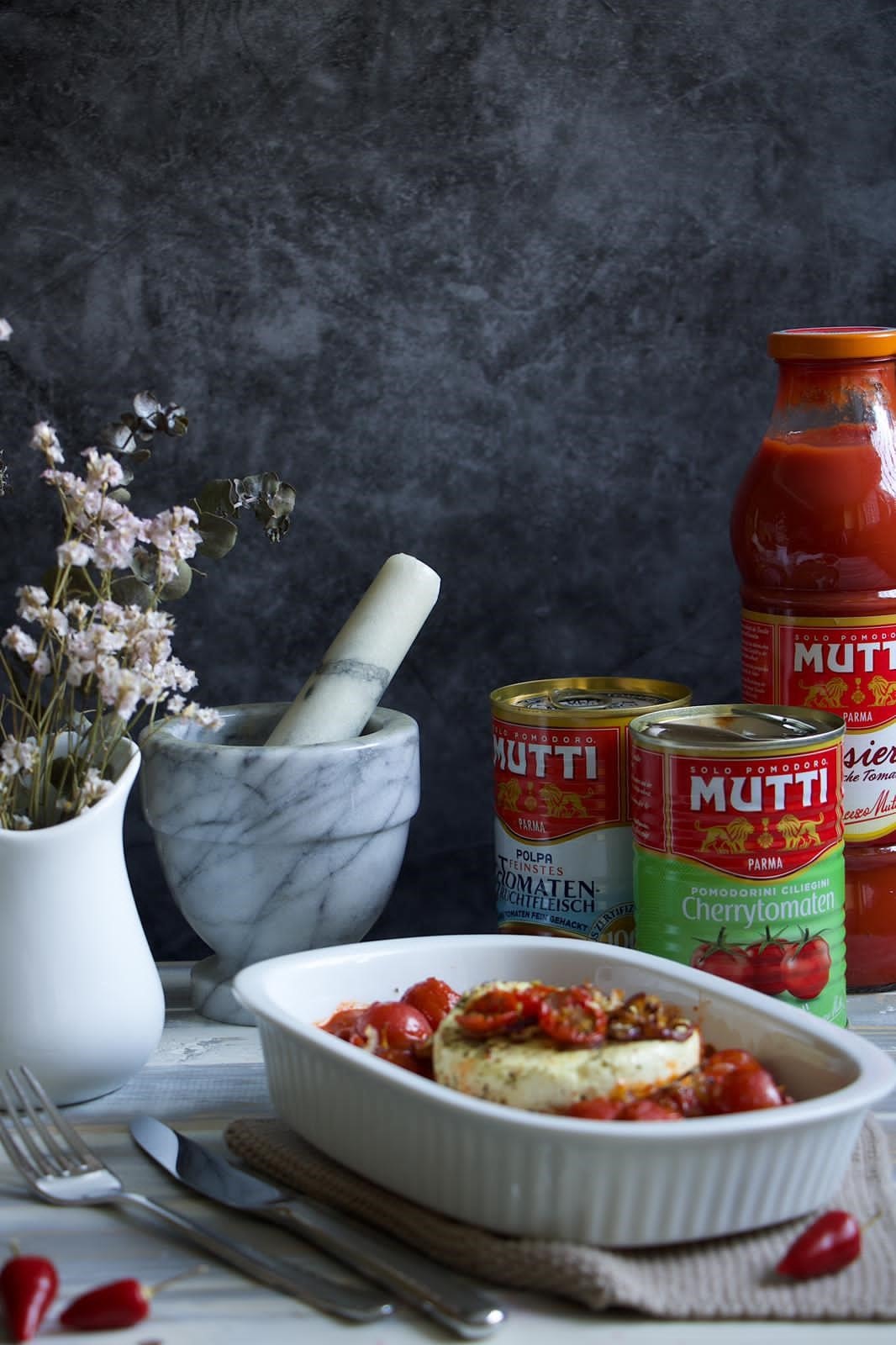 Gebackener schafskäse auf tomatensugo