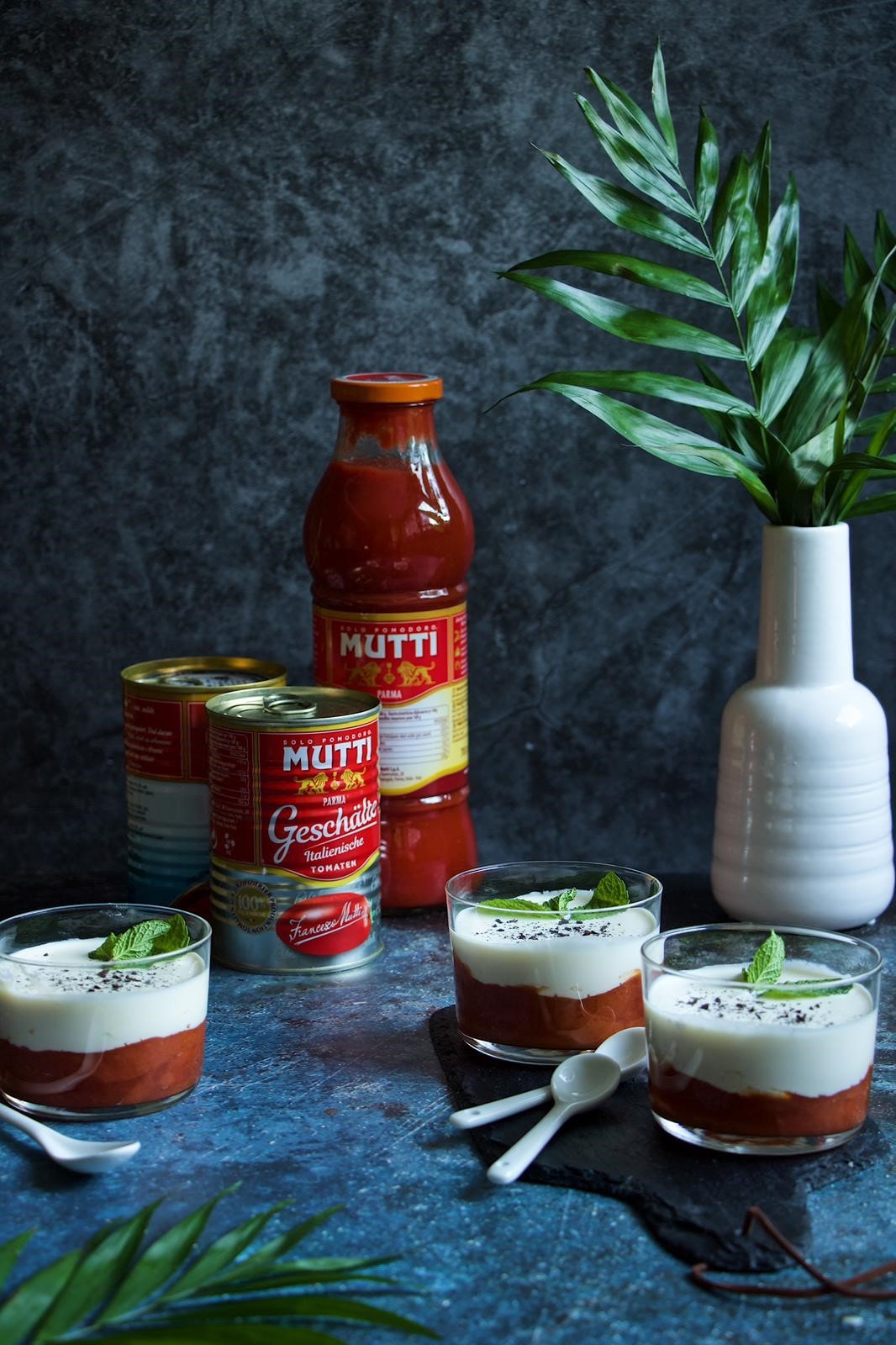 Tomatencreme mit ricotta mousse und minze
