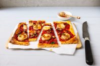 tomaten ziegenkaese blaetterteigtarte mit honig und nuessen