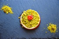 tomatengelee mit kokossahne und geroesteten pistazie