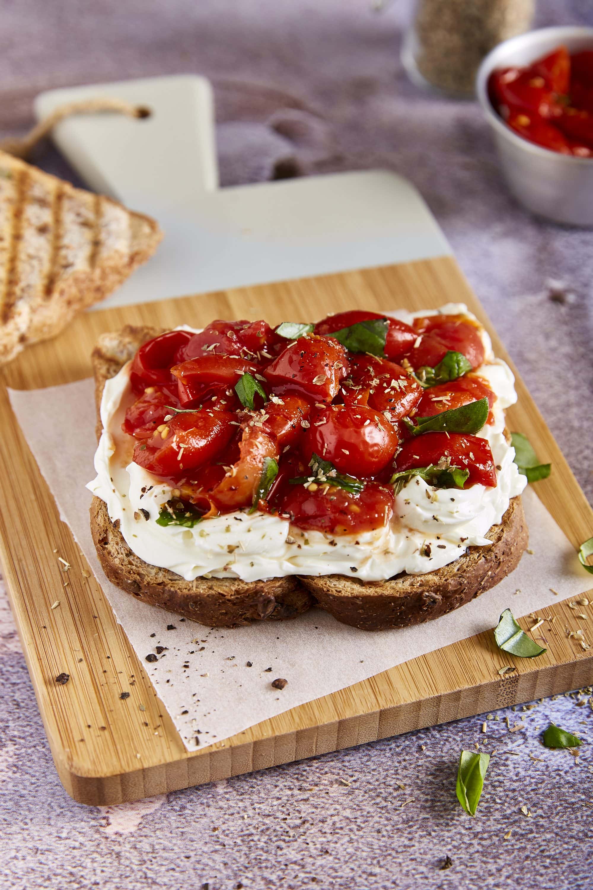 Toast mit kirschtomaten und frischkäse