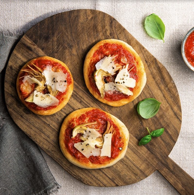 Mini pizza mit artischocken und pecorino