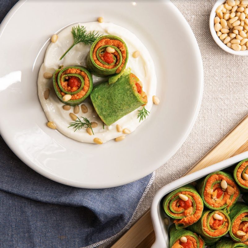 Gefüllte pfannkuchen mit lachs