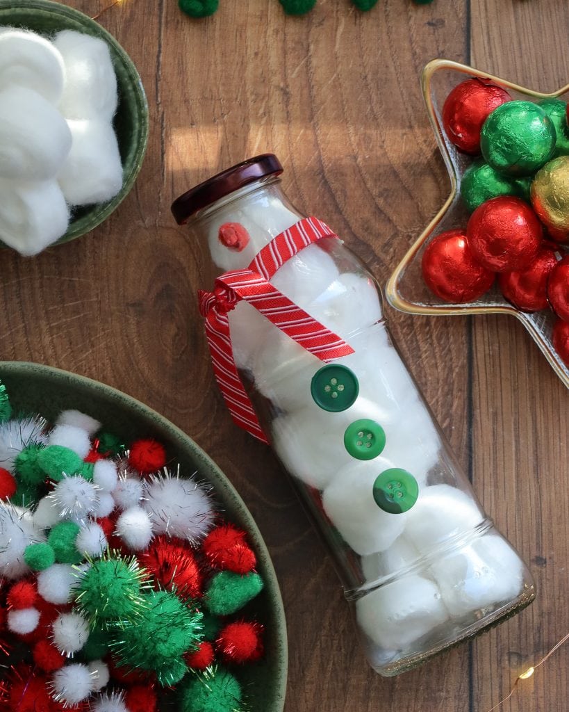 Weihnachtskunst mit Tomatenpüree Flasche