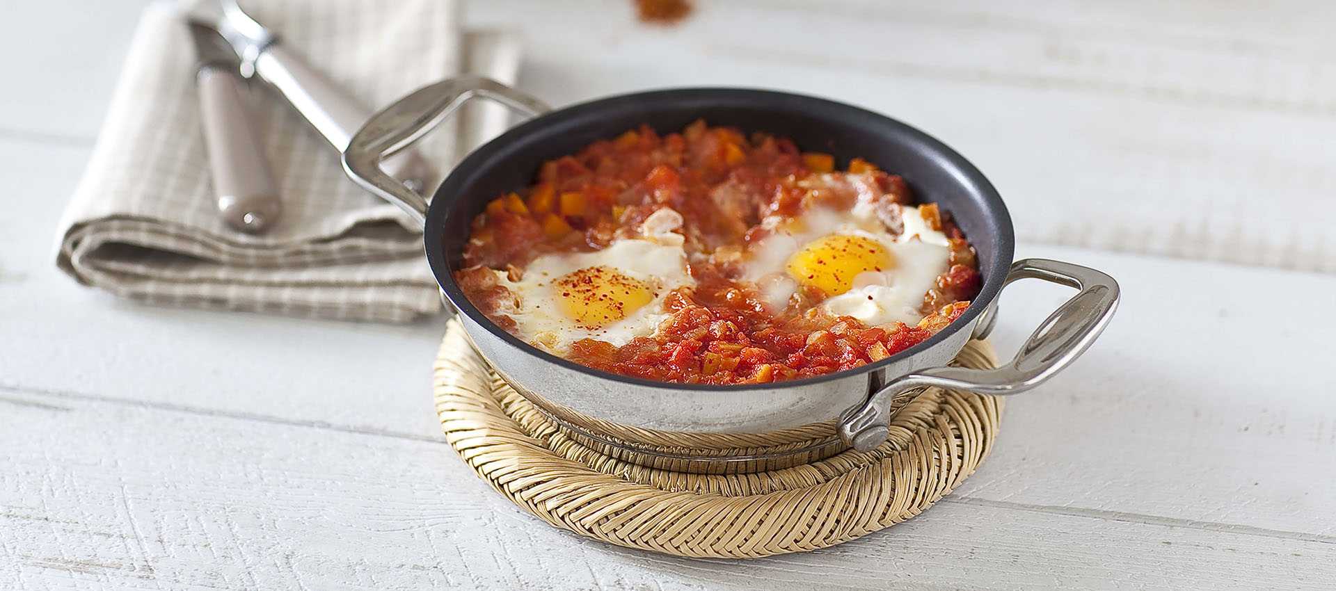 Oeufs au plat en nid de tomates