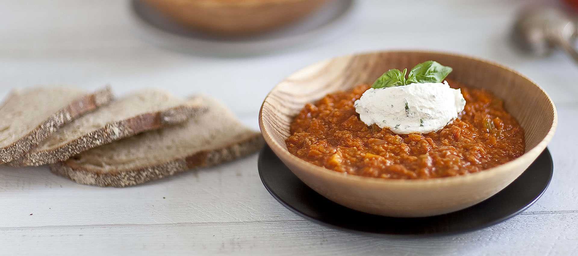 Velouté de tomate et quenelle de chèvre au basilic